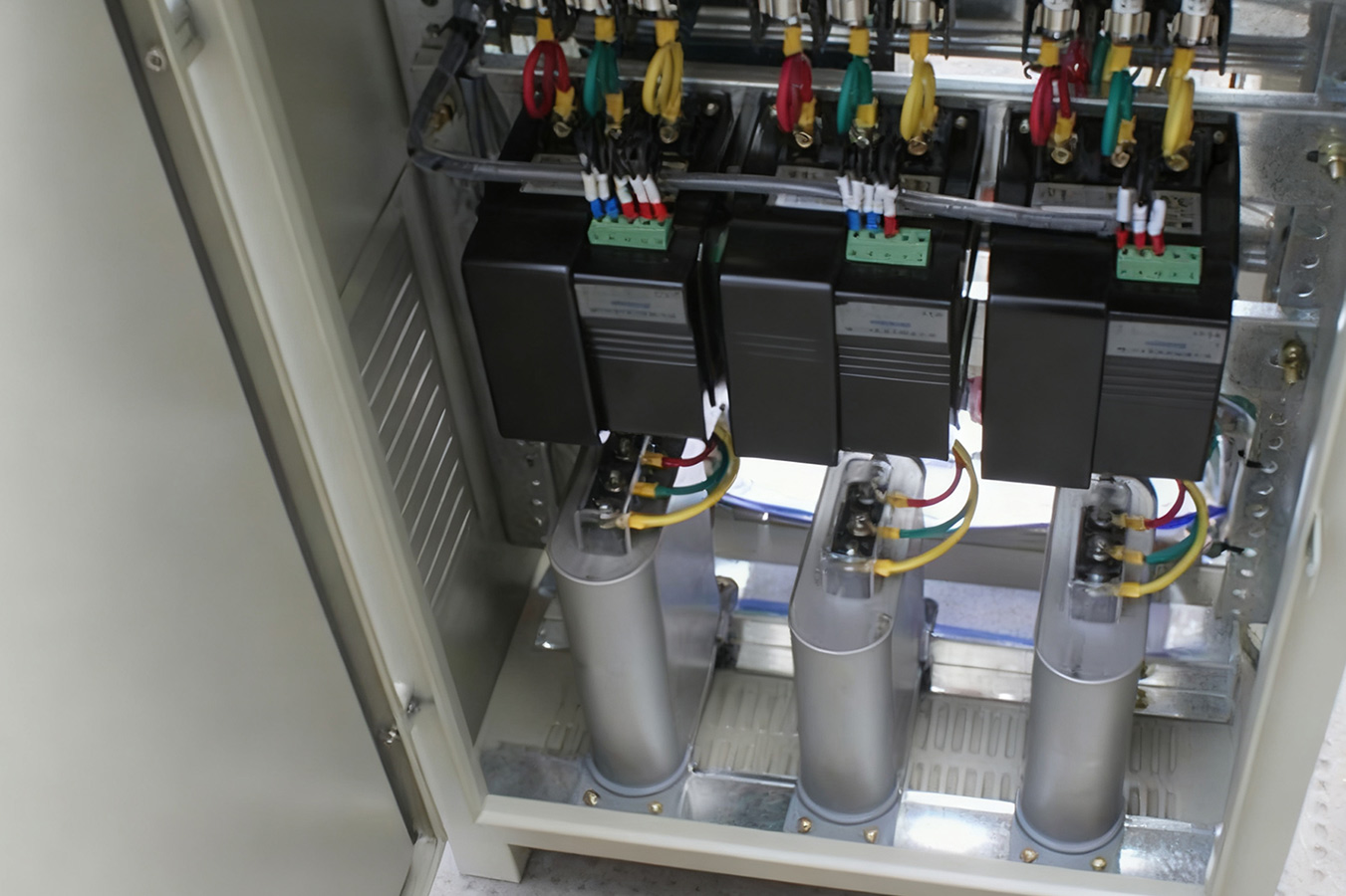 เราจะระบุตำแหน่งที่เหมาะสมที่สุดสำหรับตัวเก็บประจุแบบสับเปลี่ยนที่ซ่อมแซมตัวเองภายในเครือข่ายการจำหน่ายไฟฟ้าที่ซับซ้อนได้อย่างไร