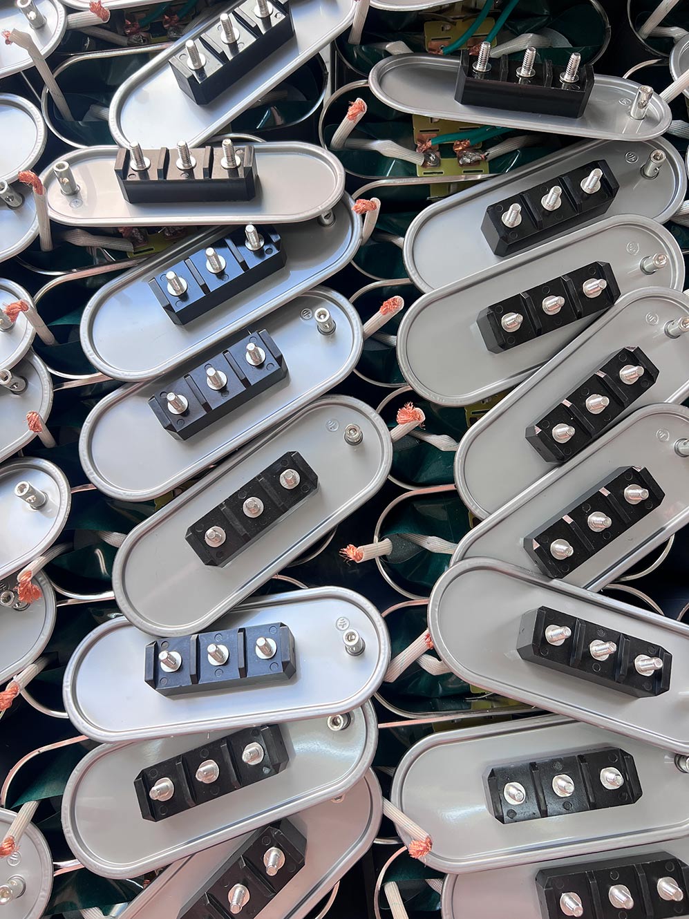 ความสำคัญของค่าแรงบิดเมื่อเชื่อมต่อขั้วไฟฟ้าของตัวเก็บประจุคืออะไร และอะไรคือความเสี่ยงของการขันที่ไม่เหมาะสม?